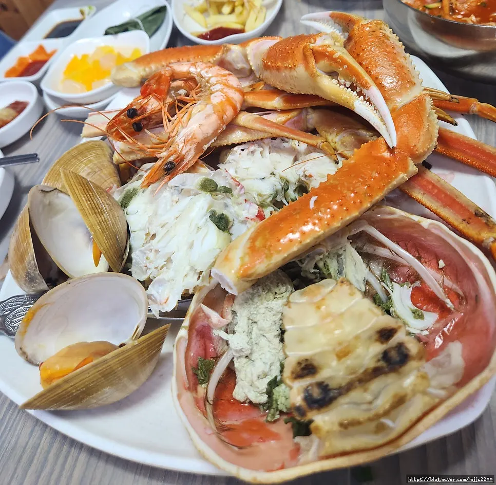 A large steamed bakdal crab