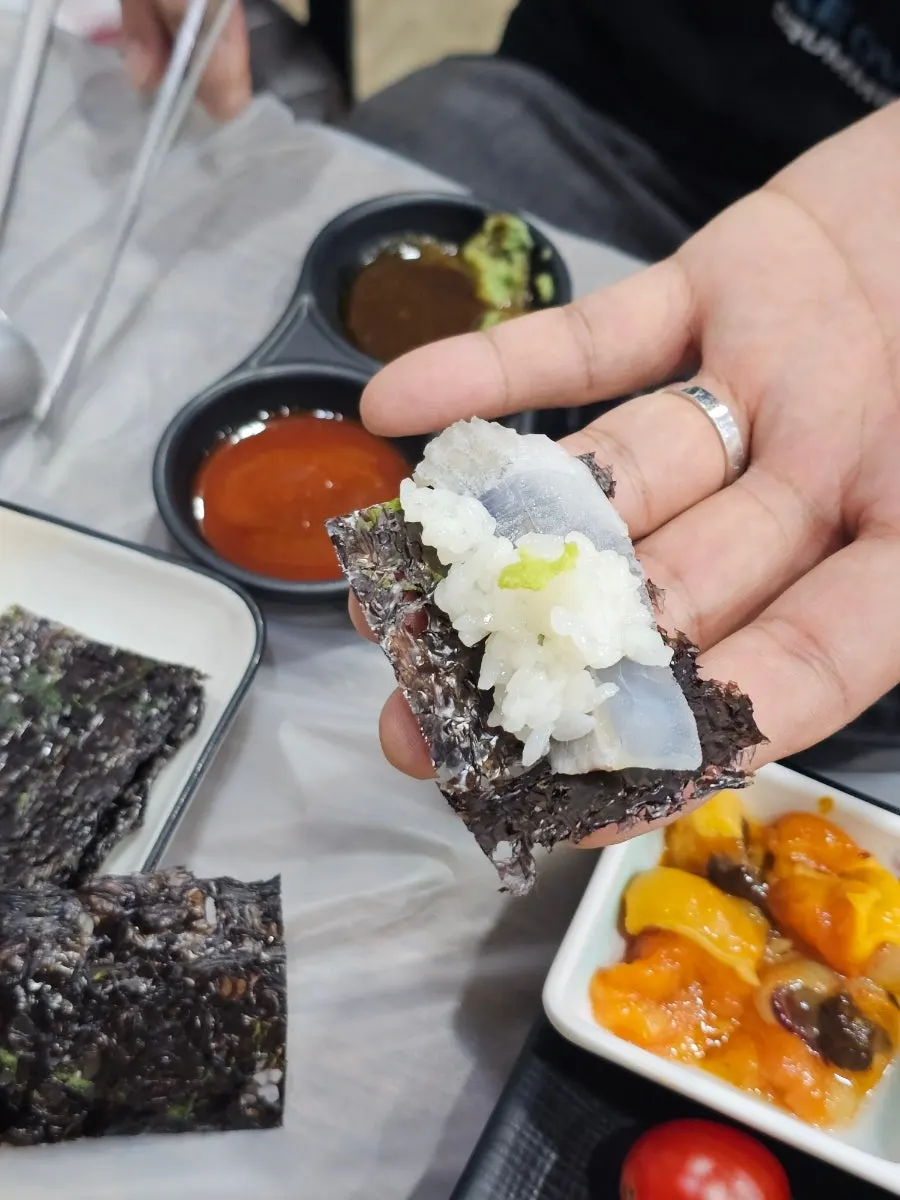 초대리밥과 김에 싸 먹는 회