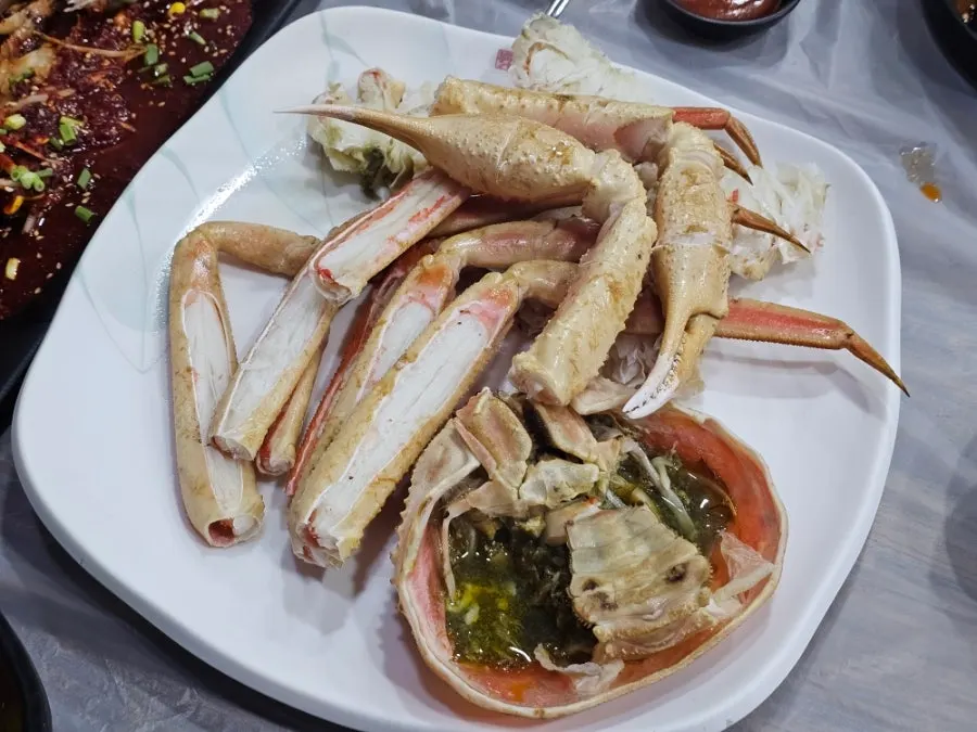상 위에 차려진 회와 반찬 전체 상차림