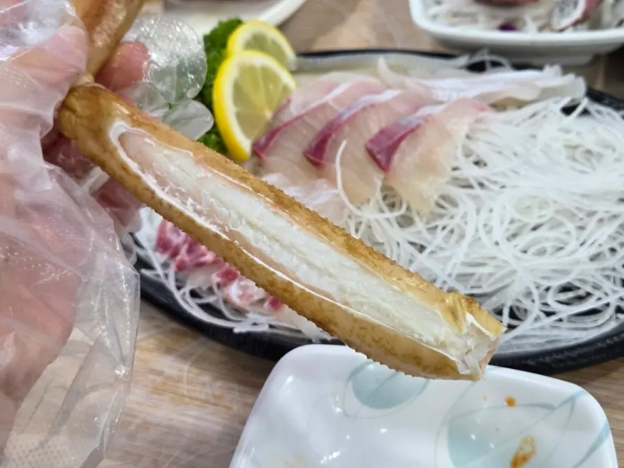 Crab meat dipped in the crab tomalley