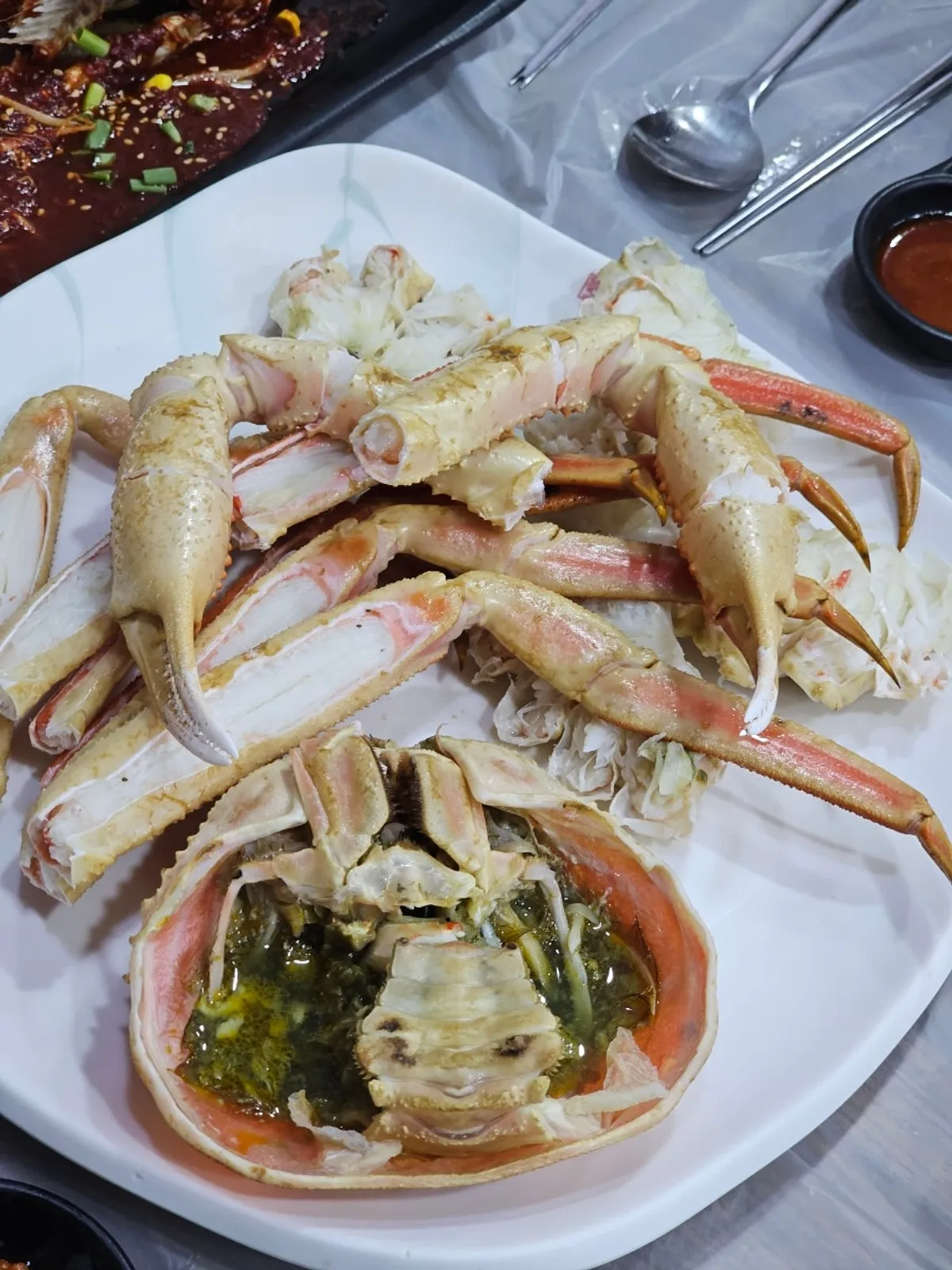 손질되어 나온 박달대게 한 접시