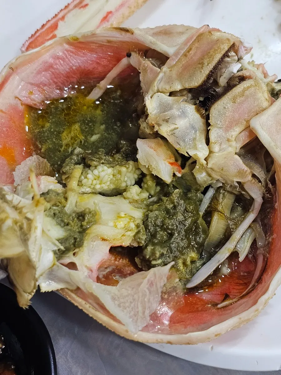 알과 내장이 가득한 대게 게딱지