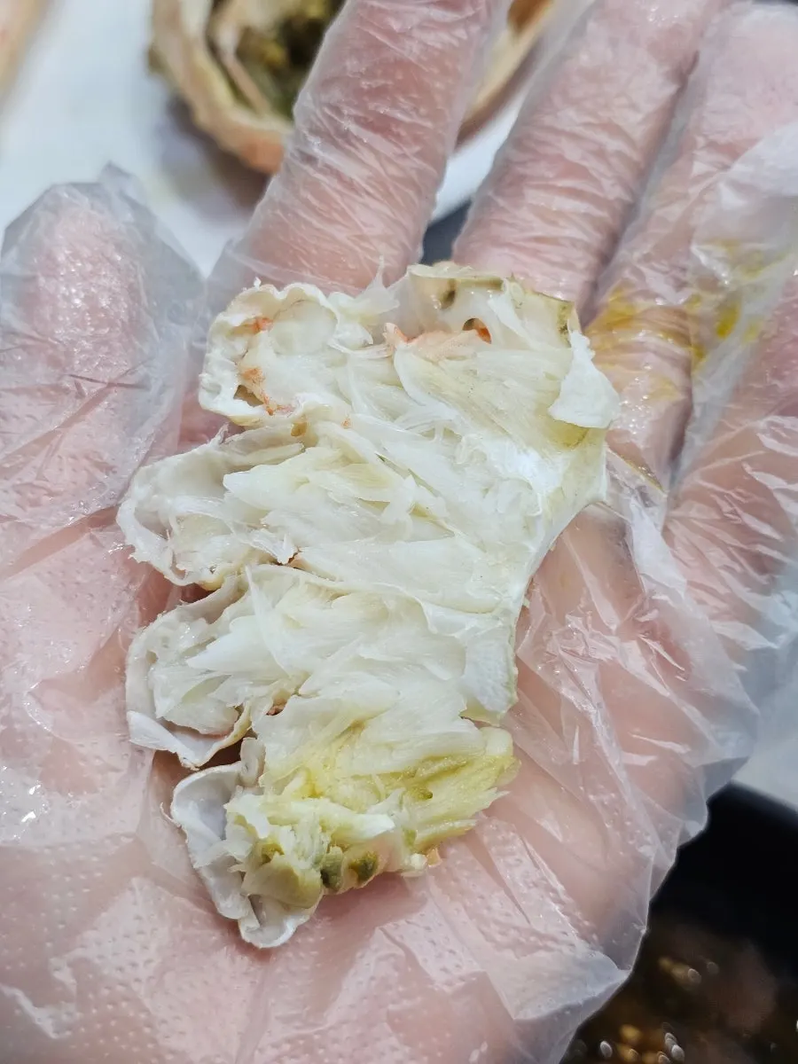 먹기 좋게 잘린 대게 몸통살