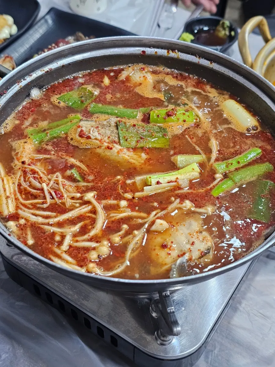 버너 위에서 끓고 있는 매운탕