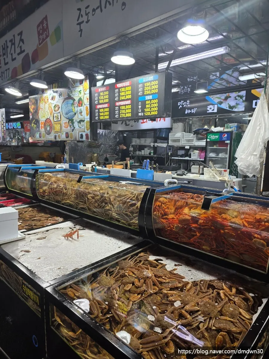 Business hours posted at Gallilli Daegae Hoe Sikdang