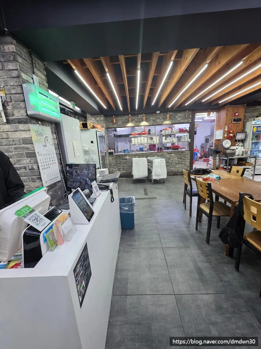 Full view of the dining hall inside Gallilli Daegae Hoe Sikdang