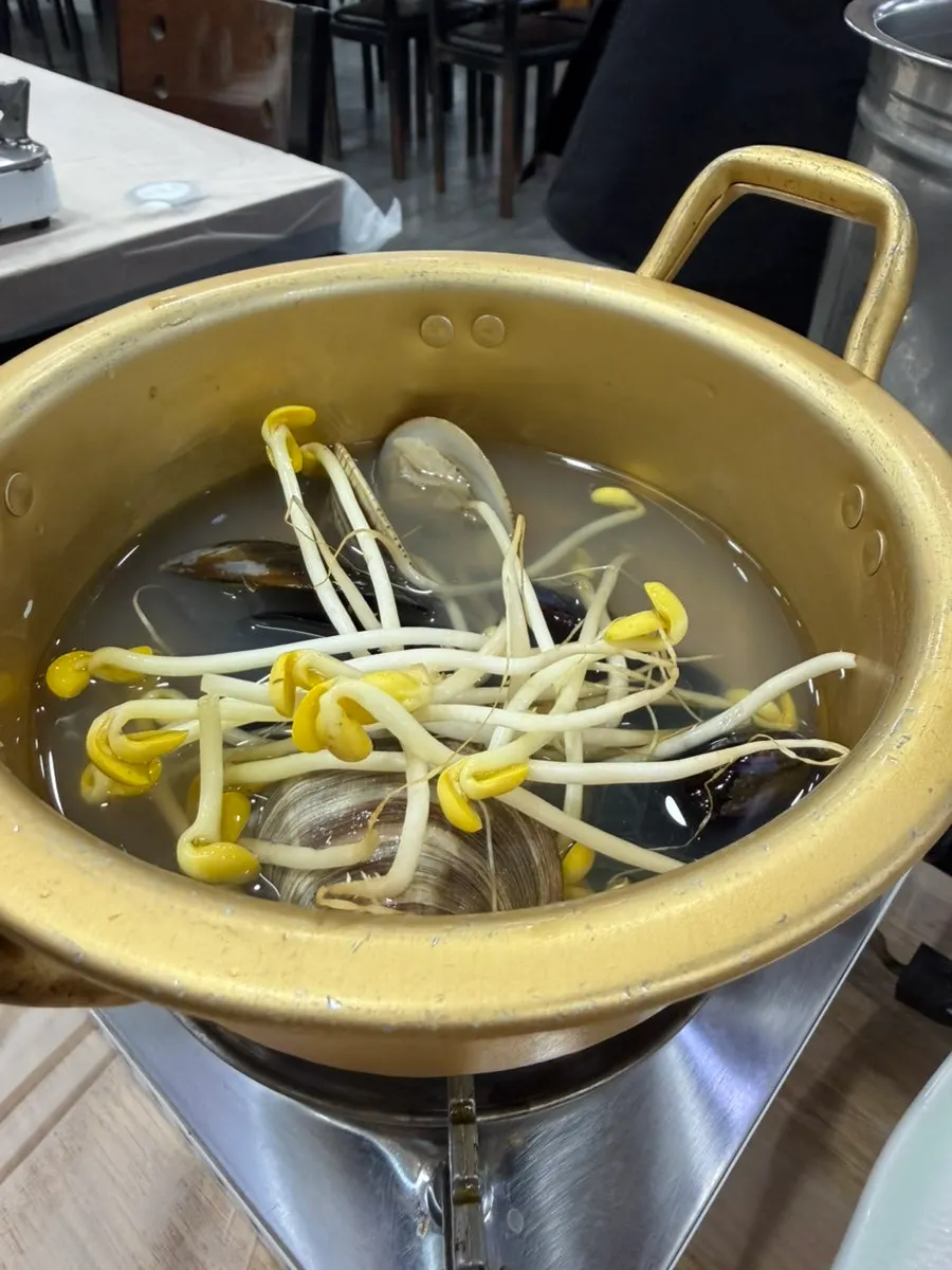 A bowl of clam-mussel bean sprout soup