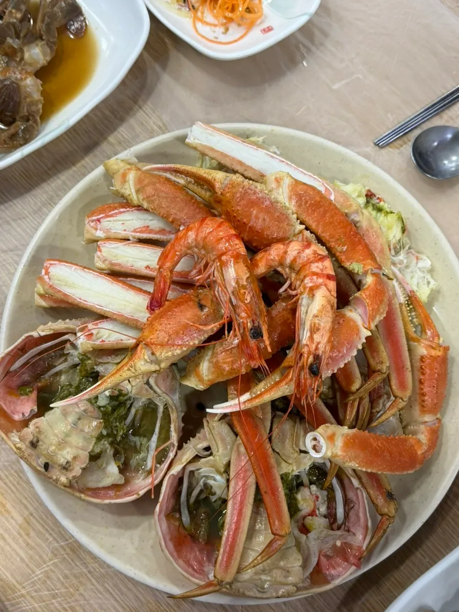 A plate of two steamed crabs