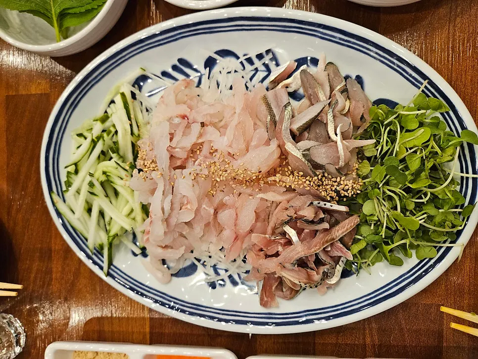 홍가자미와 전어가 담긴 자연산 막회 접시