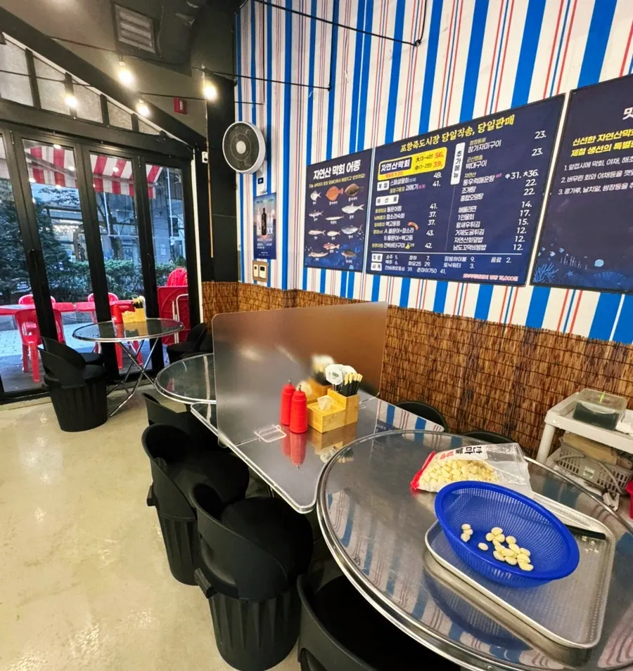 Pohang Makhoe seating layout with two-person and group tables
