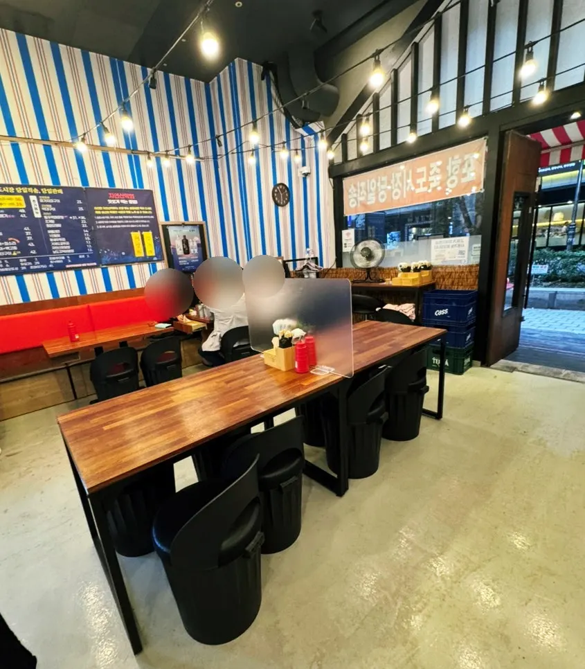 Exterior view of Pohang Makhoe with outdoor tables
