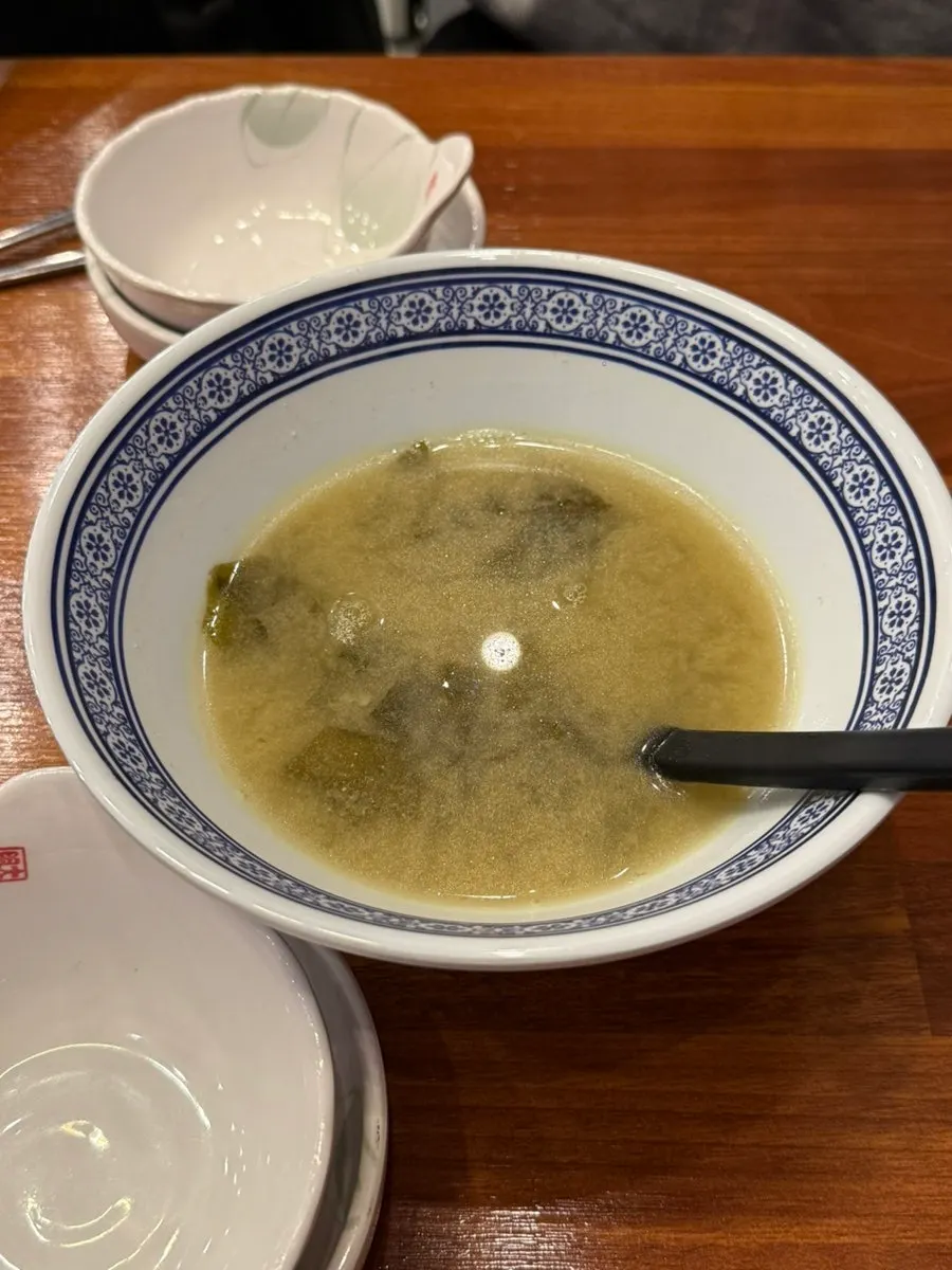 Warm seaweed soup, the first thing served after ordering