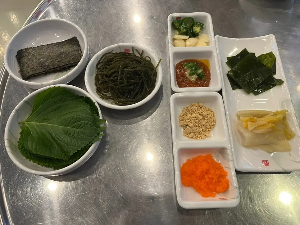 막회와 함께 나온 반찬과 양념 구성