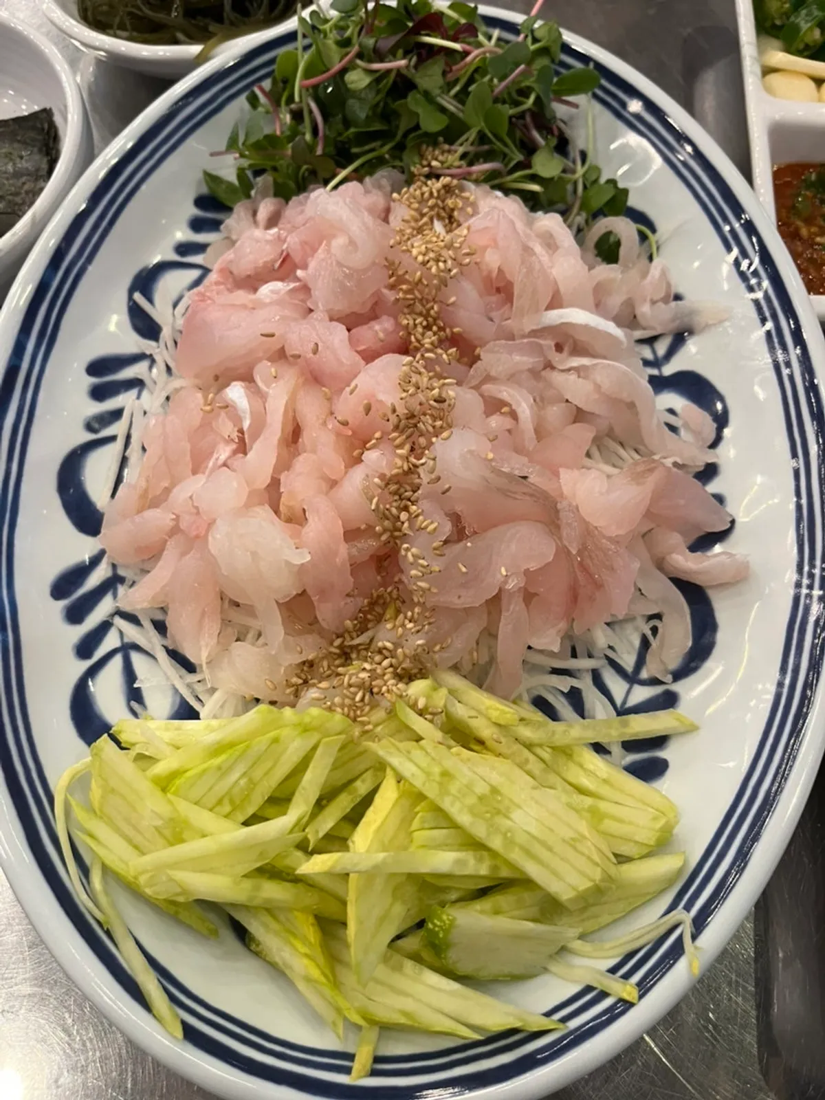 야채 위에 수북이 쌓인 자연산 막회 중 사이즈