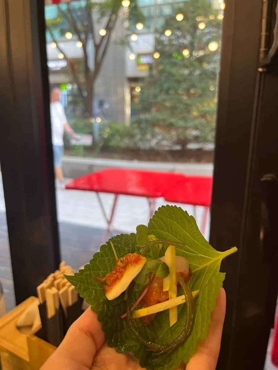 자연산 막회와 술 한 잔이 놓인 테이블