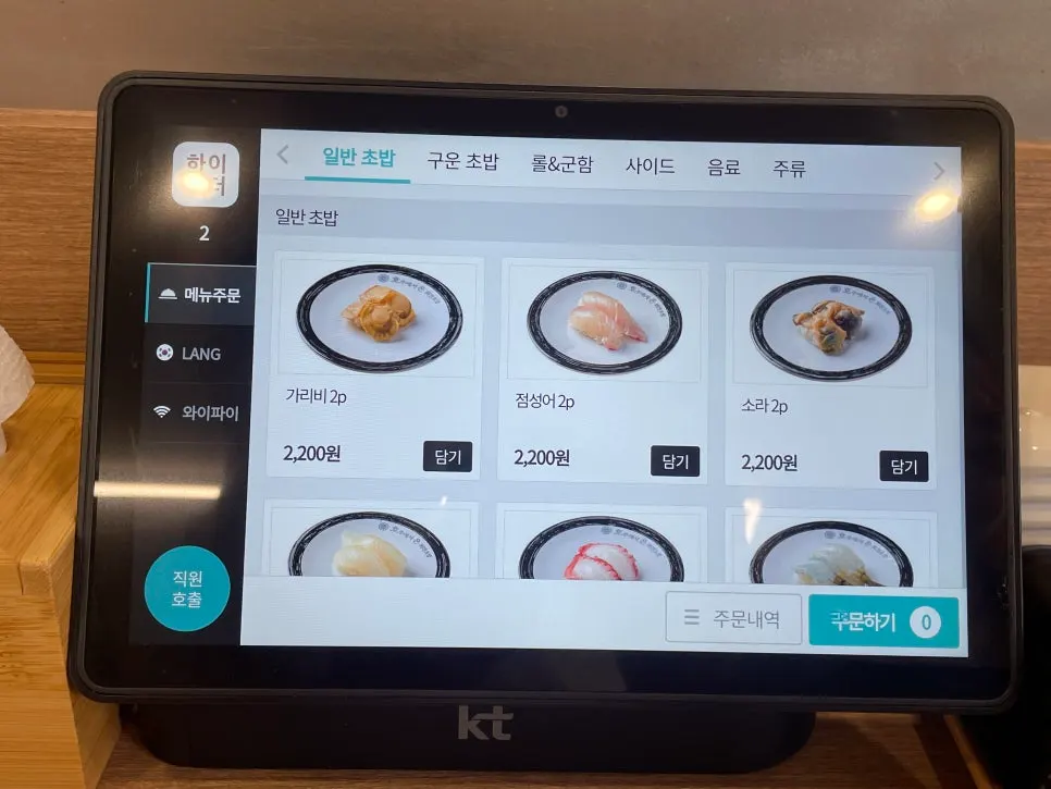 各テーブルに設置されたタブレット式キオスク