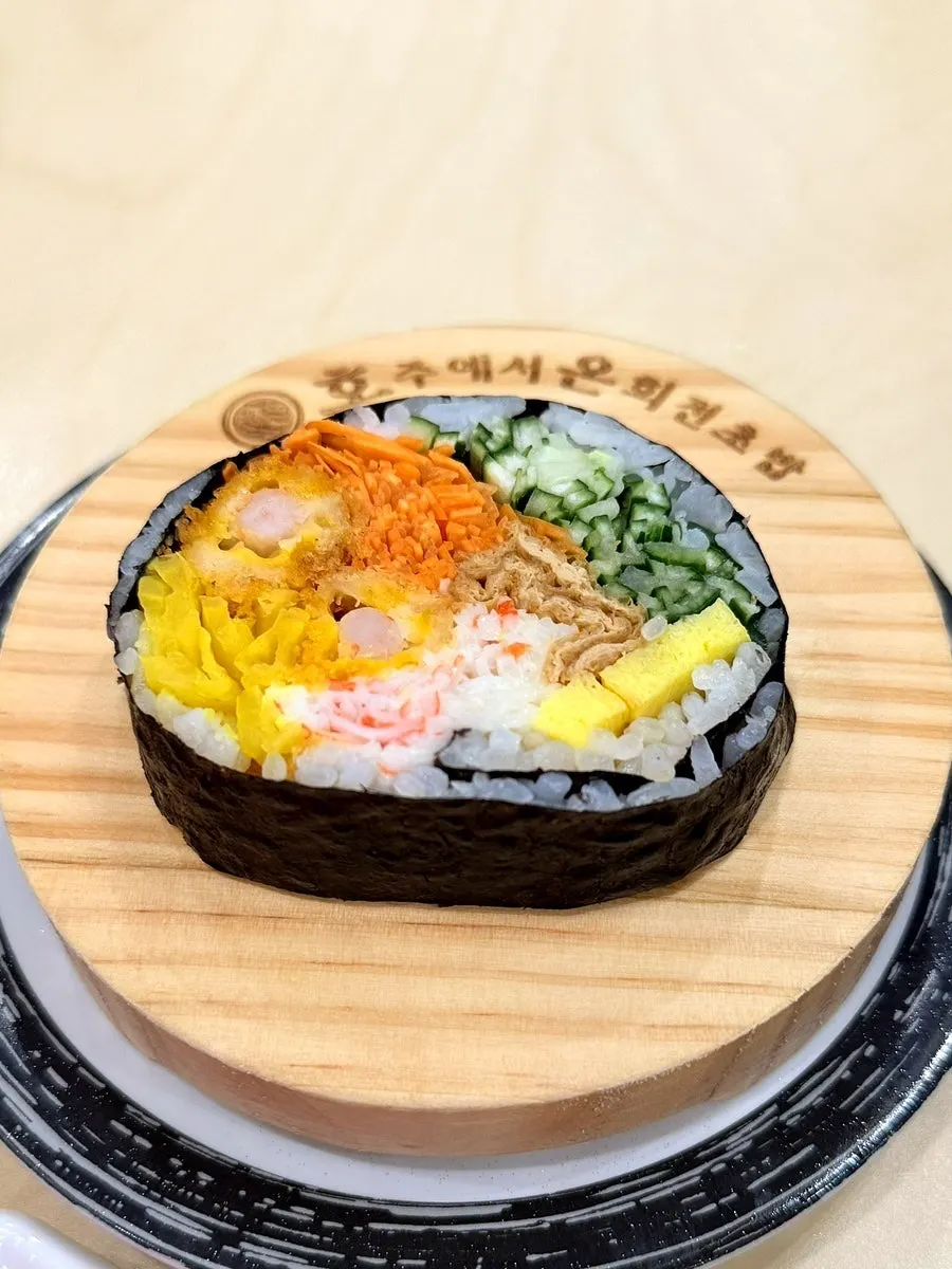 Gamtaeuni sushi served on a wooden stand