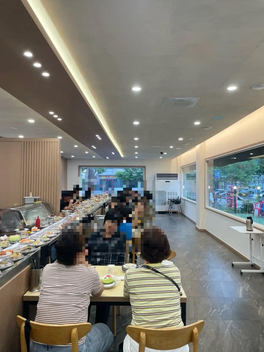 가로로 길게 배치된 매장 좌석