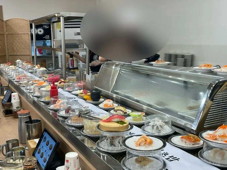 다찌석에서 바라본 초밥 레일