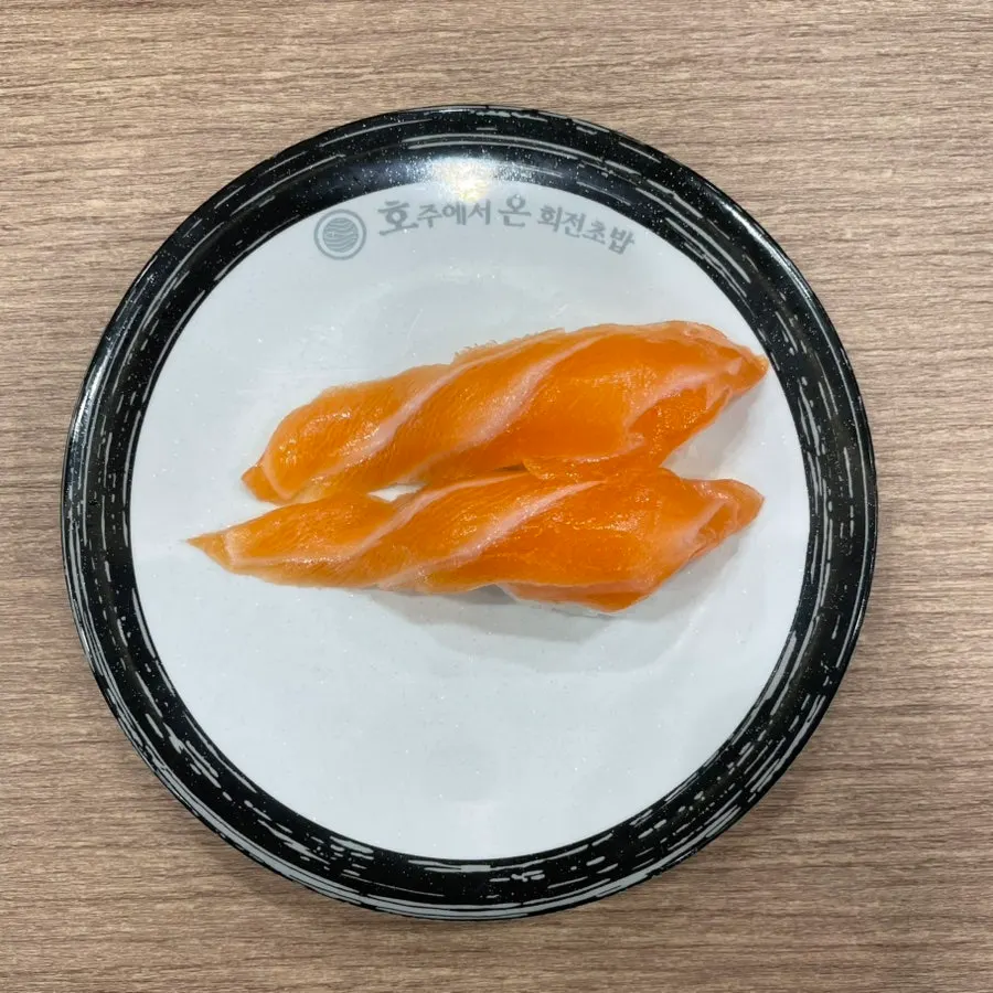 통통한 연어초밥 한 접시