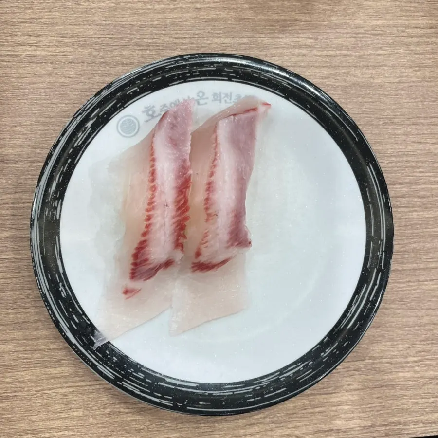 계란찜과 함께 놓인 초밥 접시