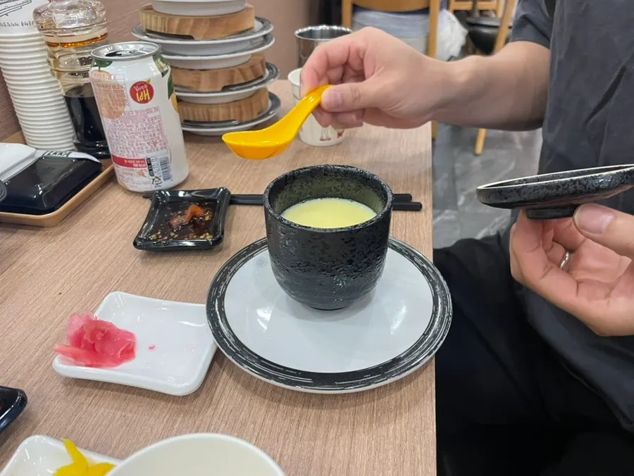 테이블에 쌓인 빈 접시와 음식