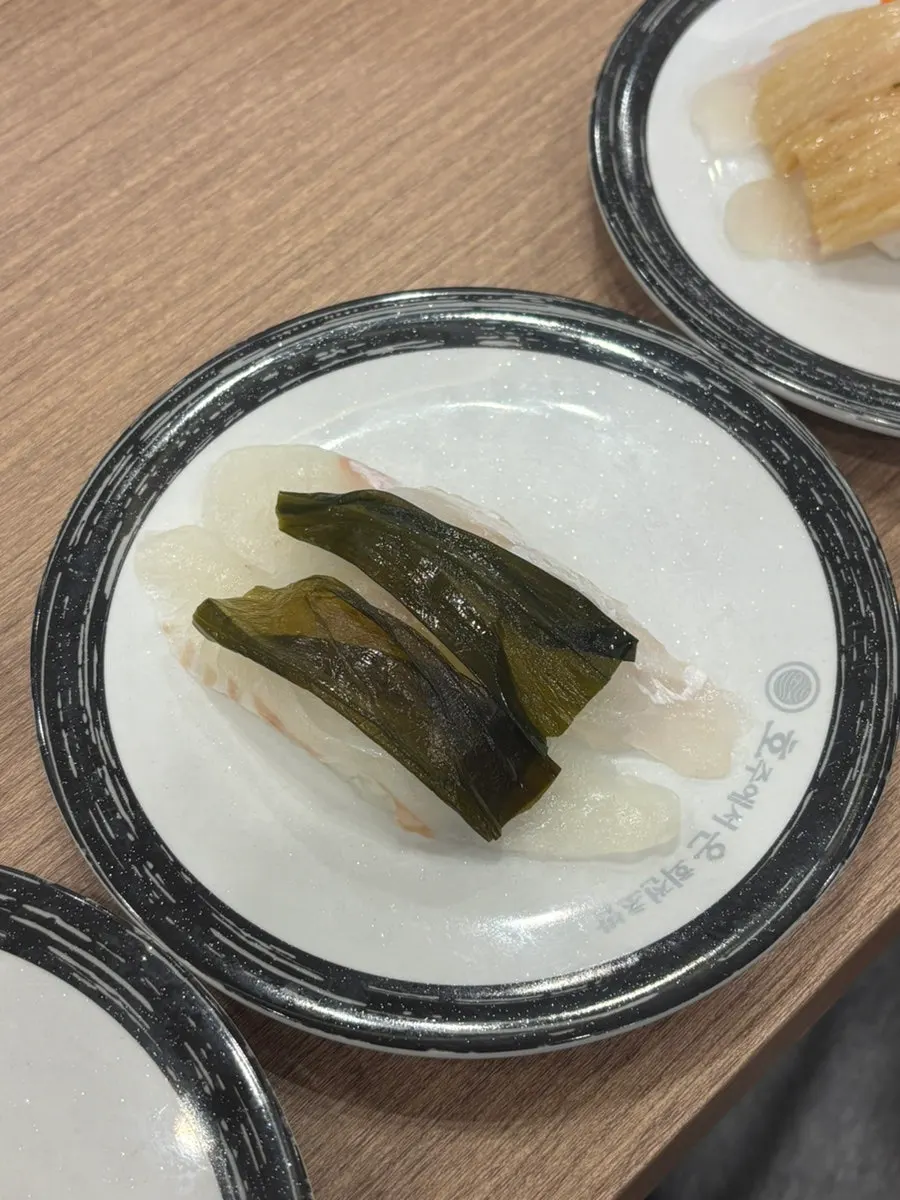 소스를 올린 새우초밥과 새우 롤