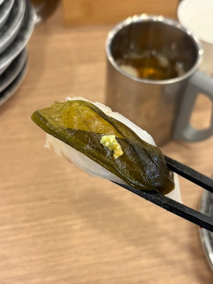 소스를 올린 새우초밥과 새우 롤