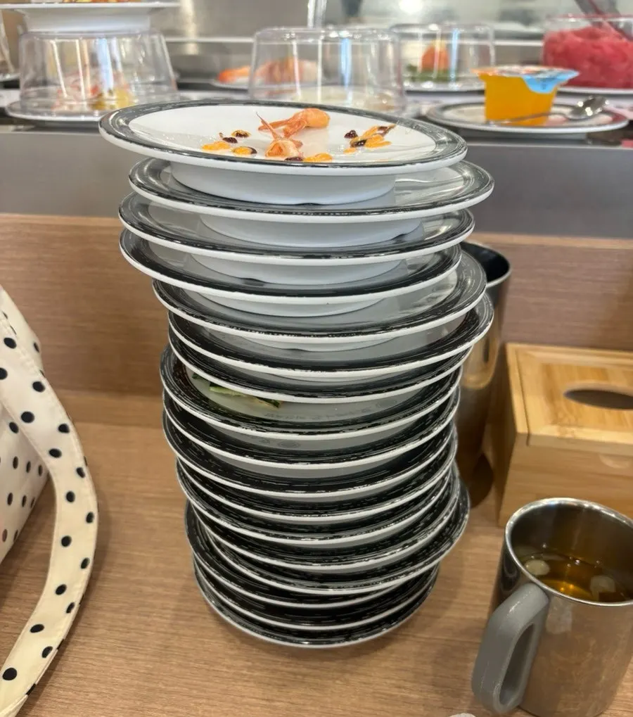 파인애플로 마무리한 과일 접시