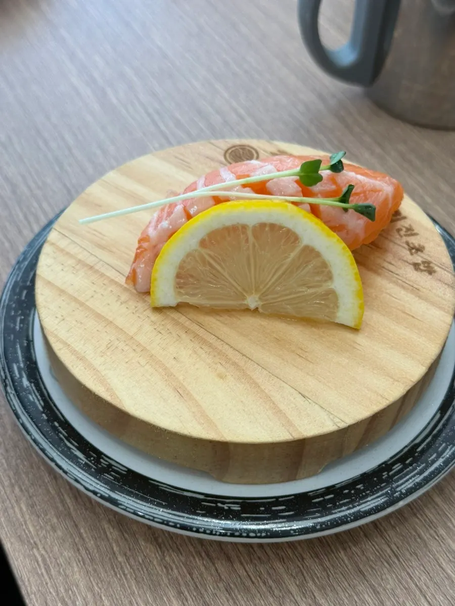 Conveyor-belt sushi plates with varied selections