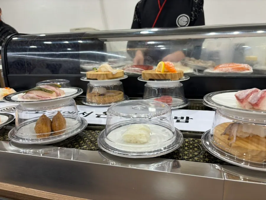 Sign showing the flat ₩2,200 per plate price