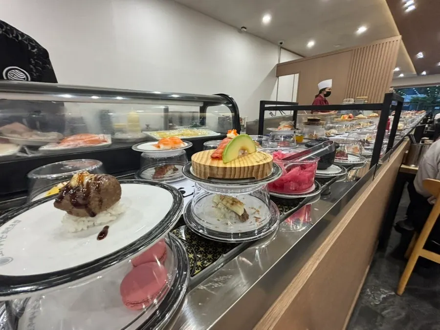 Sushi plates on the conveyor rail