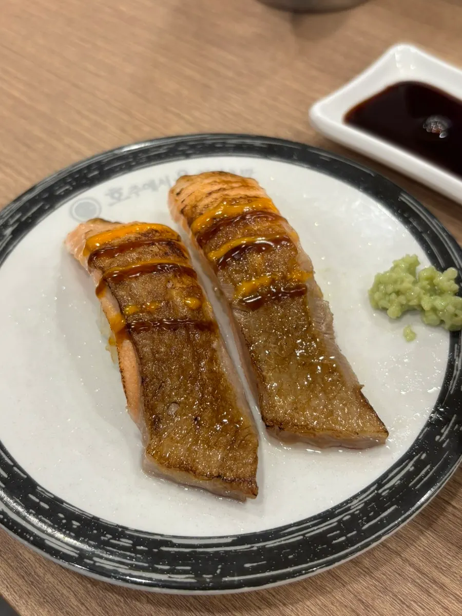A plate of salmon sushi
