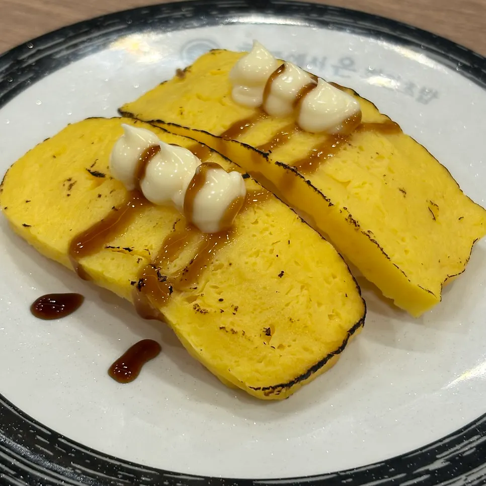 Conveyor-belt sushi with varied ingredients