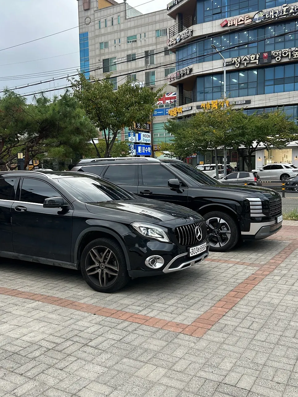 가게 앞 주차 공간이 보이는 외부 모습
