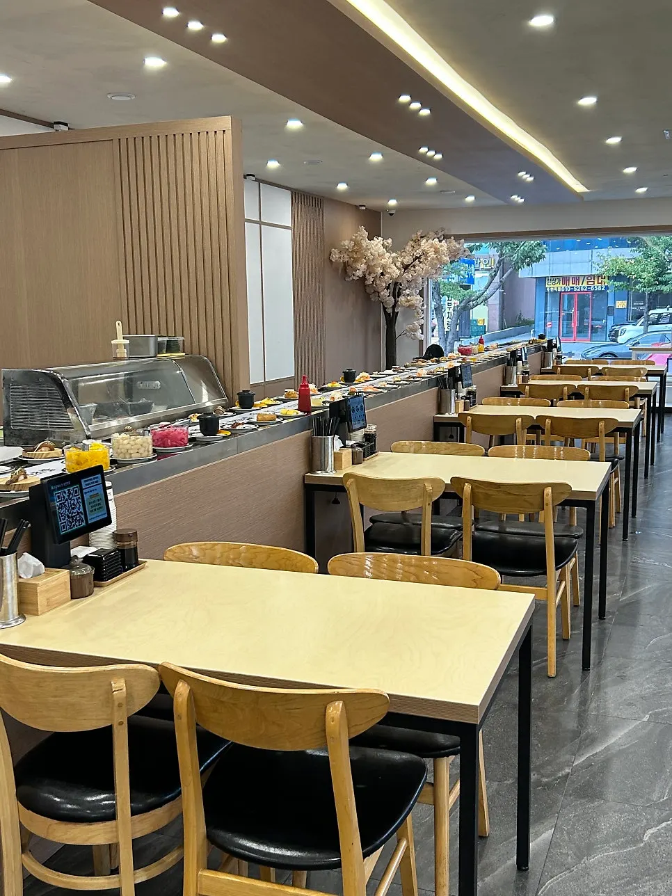 회전초밥 레일과 바 테이블 좌석