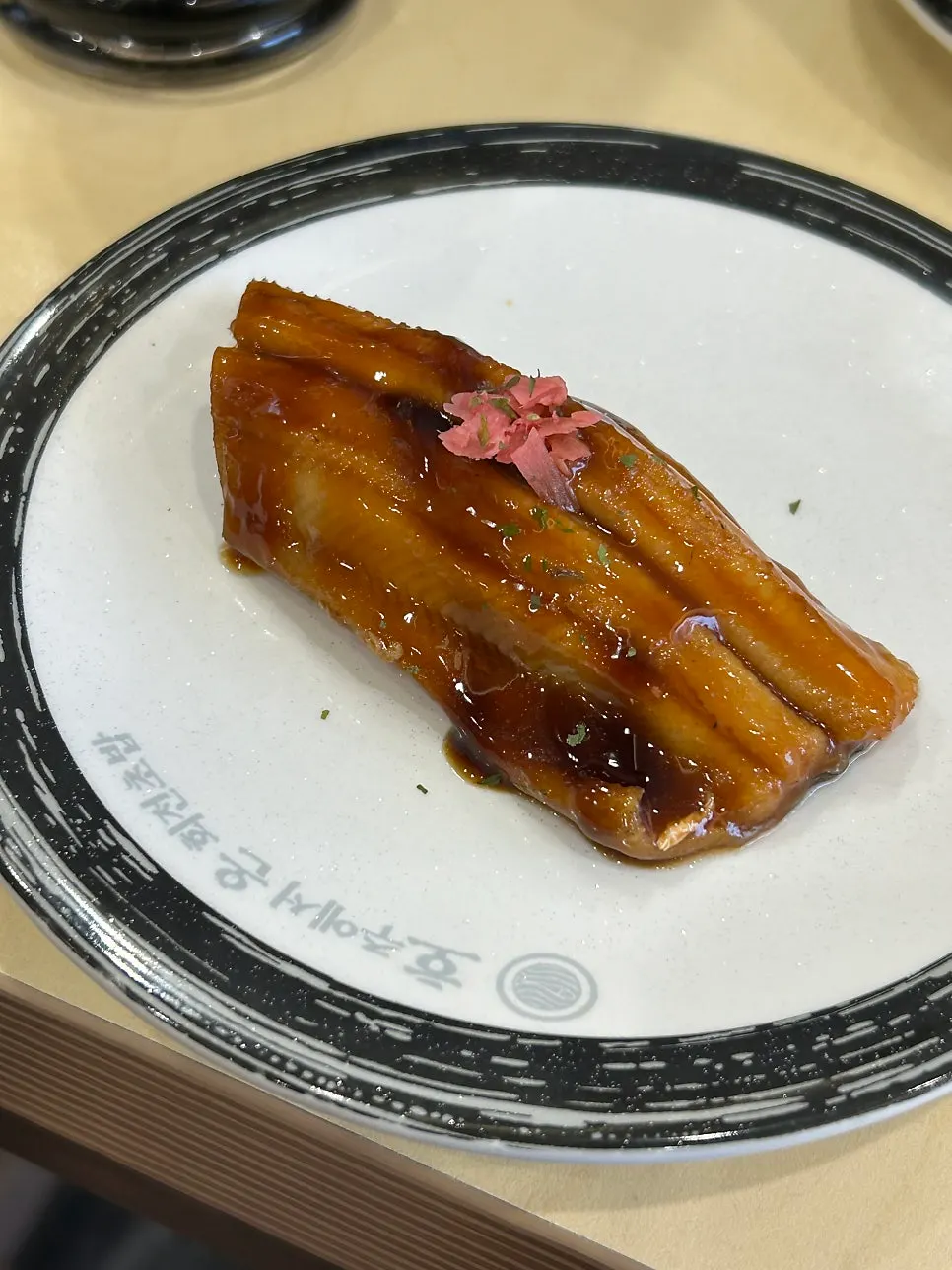 다양한 종류의 초밥 접시 모음