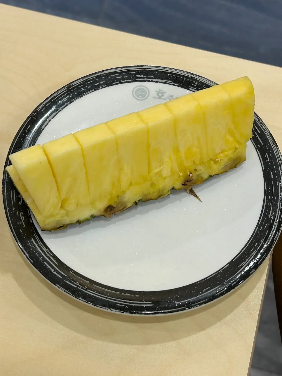 셋이서 비운 47접시 쌓인 테이블