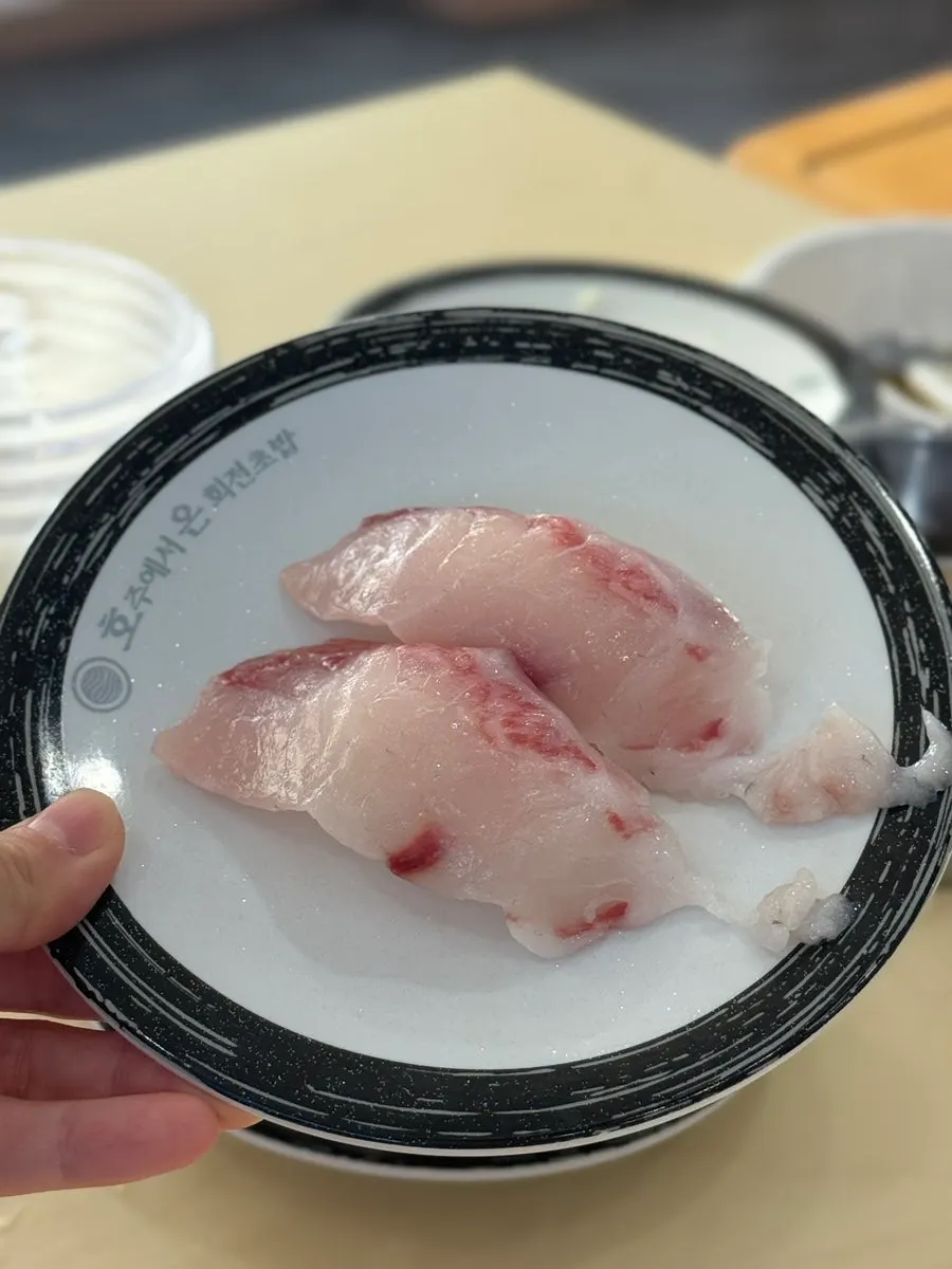점성어 초밥 두 점