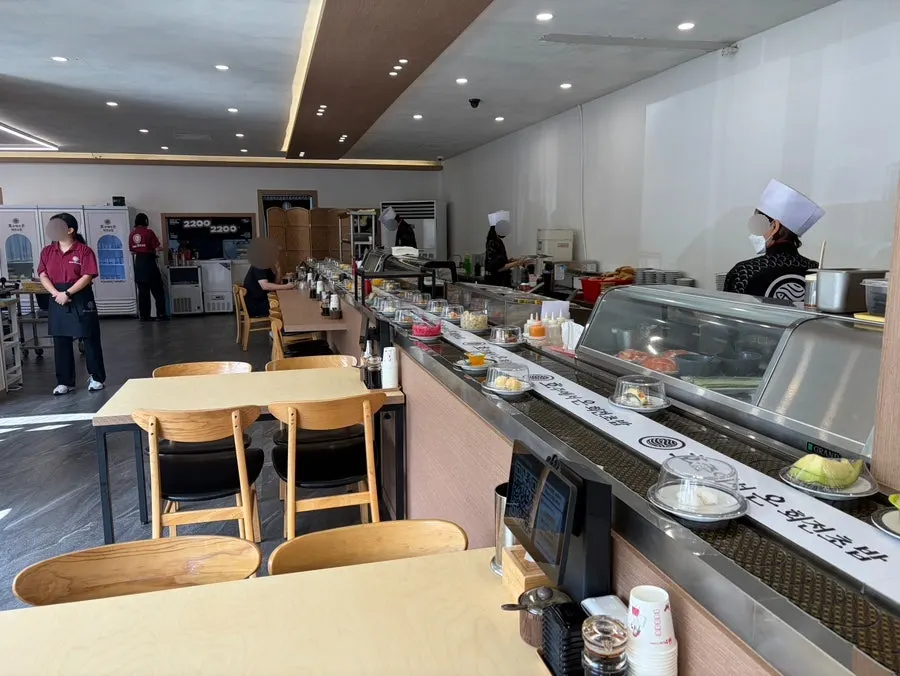 View of the restaurant with the conveyor rail