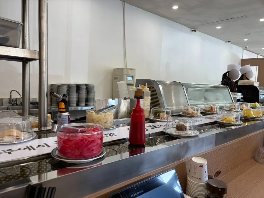 Sushi plates turning on the conveyor rail