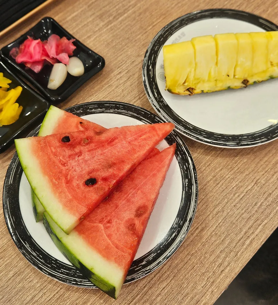 Fruit plate eaten as dessert