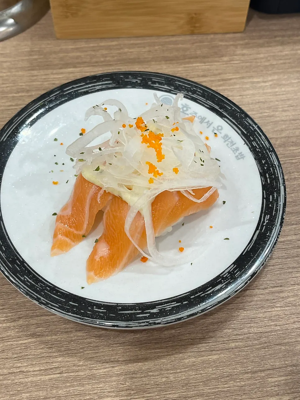 Sushi topped with salmon and onion