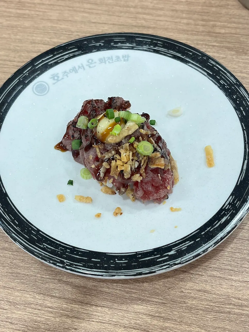 Yukhoe sushi topped with garnish