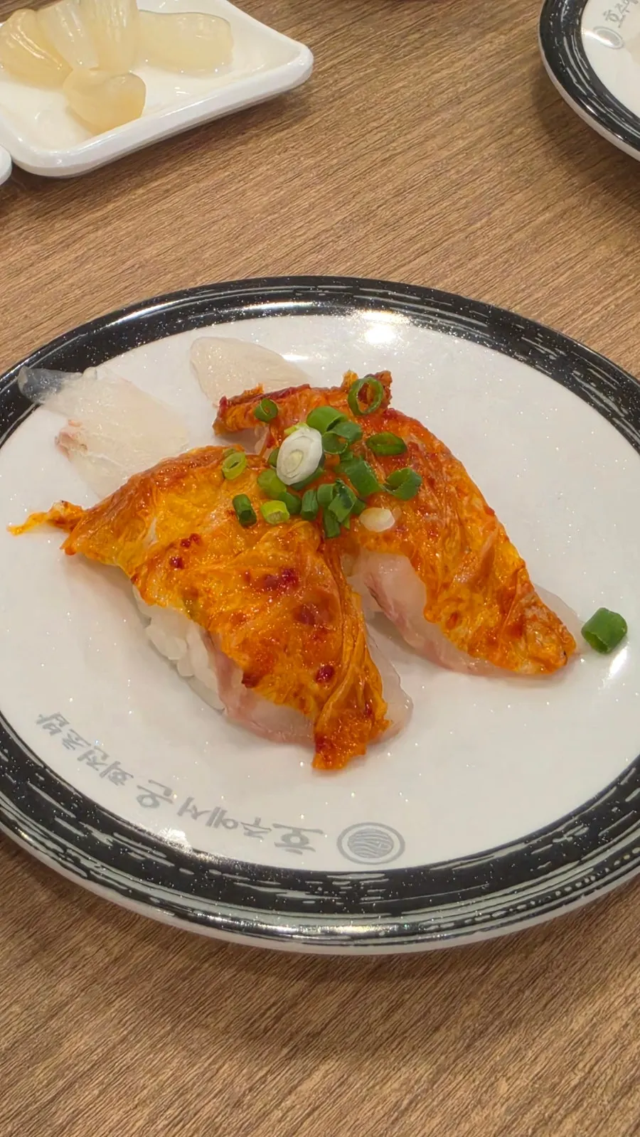 여러 종류로 고른 초밥 접시