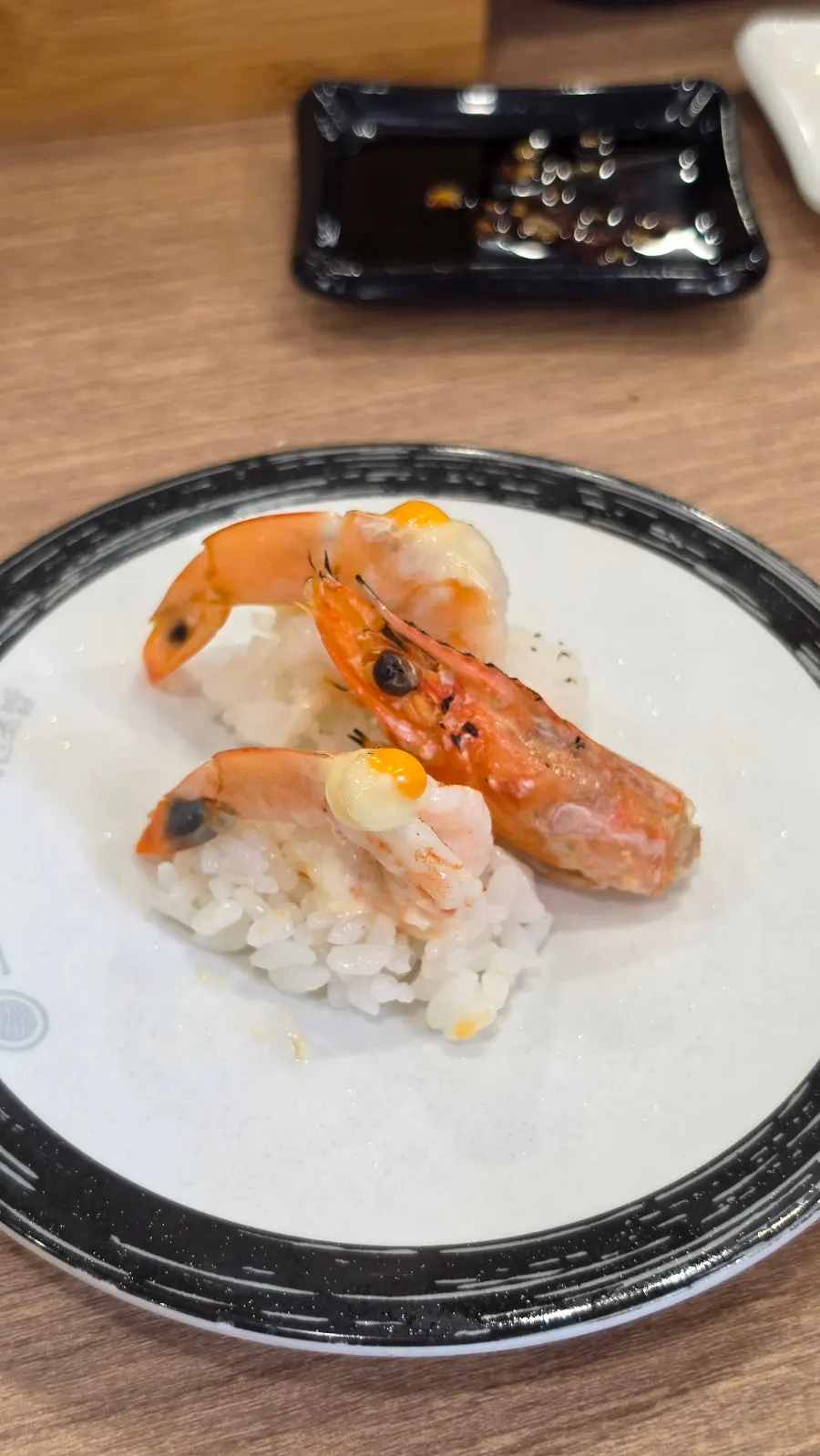 후식 과일을 포함한 회전초밥 메뉴