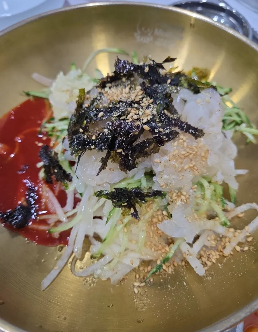 Pohang mulhoe with somyeon noodles