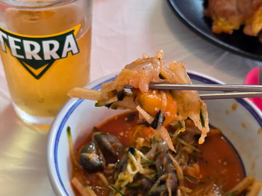 물회와 맥주 잔