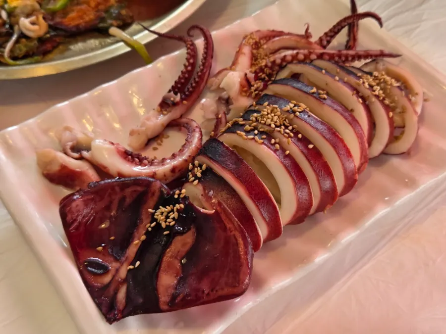 내장 없이 나온 오징어통숙회