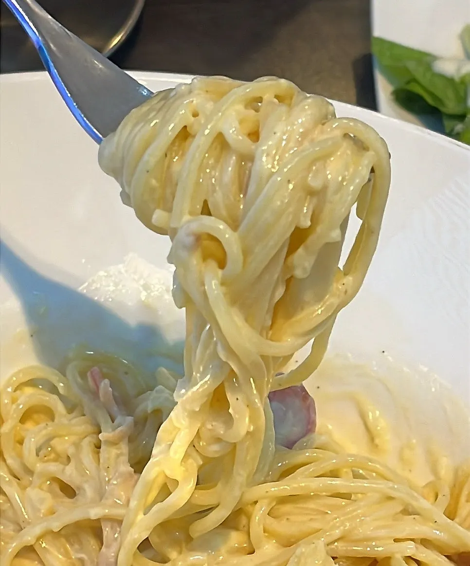 Carbonara spaghetti tossed in cream sauce